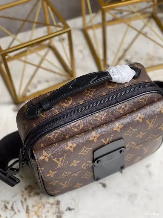 LOUIS VUITTON S LOCK MESSENGER 0517